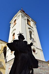 Věž chrámu se sochou na náměstí Svobody.