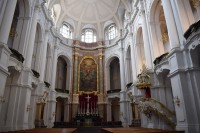 Interiér katolického kostela.