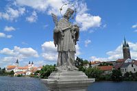 Telč se sochou sv. Jana Nepomuckého na hrázi Ulického rybníka.