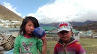 Děti ve vesnici Kumchung  3780 m.n.m.