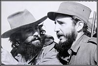 Kubánští revolucionáři Fidel a Cienfuegos.