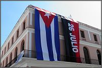 Kubánská vlajka s vlajkou revoluce.