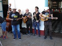 Muzikanti před hotelem na parque Martí.