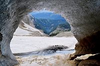 Ledová jeskyně pod Gosauským ledovcem.