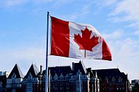 Kanadská vlajka před hotelem Fairmont Empress.