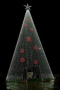 Vánoční strom na pláži v Albufeiře.