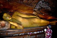 Ležící Buddha v jeskynním chrámu.