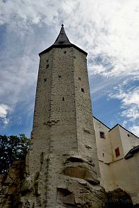 Sedmiboká hradní věž.