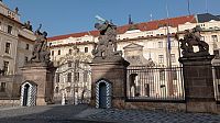 Souboj Titánů na bráně Pražského hradu.