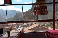 Ollantaytambo - výhled z kavárny na incké sídlo.