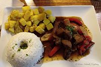 Peruánské lomo saltado.