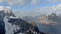 Reinefjorden a okolní tisícovky.