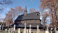 Dřevěný hřbitovní kostel Panny Marie.