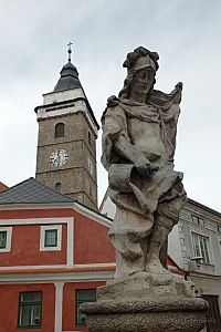 Sv. Florián a městská věž ve Slavonicích.