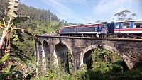 Vlak na Nine Arches Bridge.