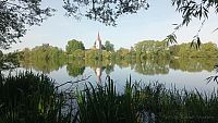 Startoměstský rybník s kostelem Matky Boží.