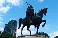 Skanderbeg Monument v Tiraně.