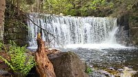 Balvanový vodopád.