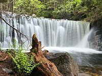 Balvanový vodopád.