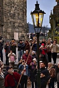 Lampář na Karlově mostě.