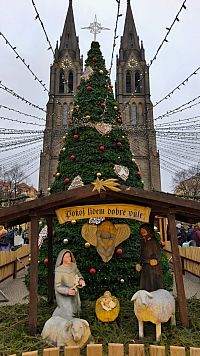 Vánoční trhy na náměstí Míru v Praze.