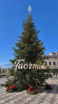 Vánoční strom v Taormině.
