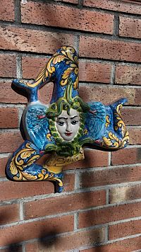 Znak Sicílie na domě v Taormině.