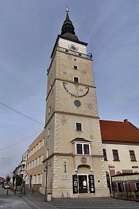 Městská věž se slunečními hodinami.