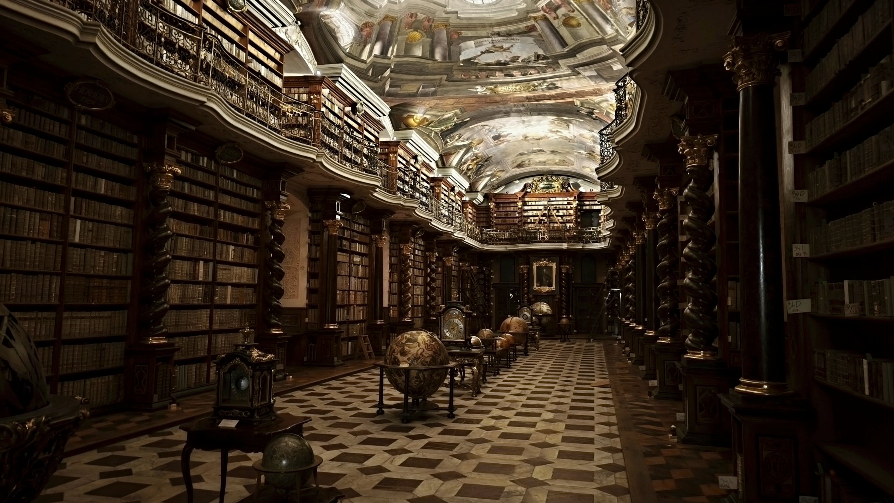 Barokní knihovna v pražském Klementinu.