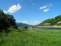 Jezero Mavrovo v Makedonii.