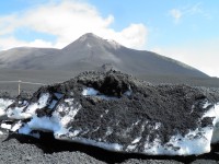 Sníh po popílkem z poslední erupce v dubnu 2011.