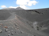 Cesta po bočním kráteru.