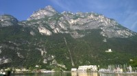 Riva del Garda pod horským masívem.