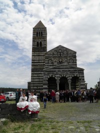 družičky na svatbě v  bazilice Santa Trinita di Saccargia.