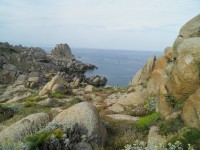 skalnaté pobřeží Capo Testa.