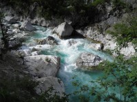 tyrkysová voda řeky v údolí Valbona.