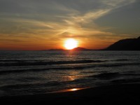 západ slunce na pláži u Lezhë.