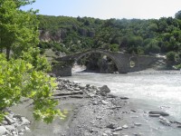 kamenný most přes řeku Vjosë u Permëtu.