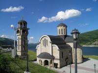kostel u jezera Mavrovo.
