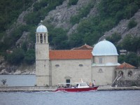 kostel na ostrůvku Sveti Dorde.
