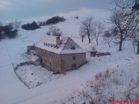 Aktuálny pohľad na zrekonštruované predhradie z hradu. 