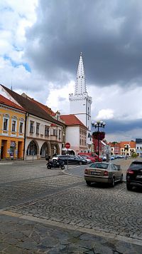 Mírové náměstí s bílou radniční věží