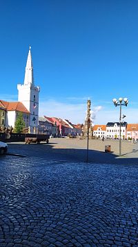 Mírové náměstí s bílou radniční věží