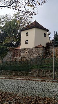Stavba zvaná Katovna na hradbách poblíž Katovy uličky v Kadani
