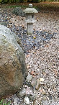 Zenová meditační zahrada v Karlových Varech s kamennou lampou