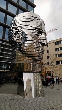 Kinetická socha Franze Kafky vPraze v Charvátově ulice poblíž obchodního centra Quadrio