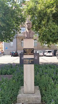 Pomník prezidenta E. Beneše na Kruhovém náměstí v Žatci