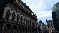 Socha Znovuzrození na Náměstí Václava Havla v Praze, po levé straně budova Národního divadla