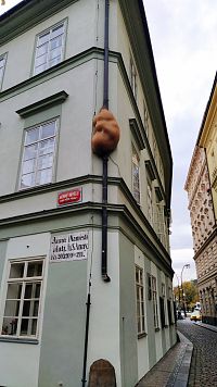 Plastika Davida Černého na rohu domu na Anenském náměstí v Praze