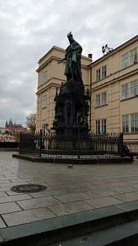 Socha Karla IV. na Křižovnickém náměstí na Starém Městě v Praze